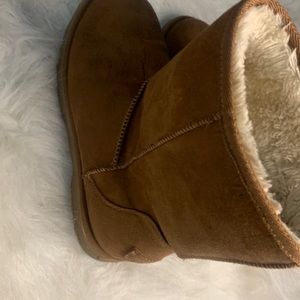 The brand of these boots are makaula there are a size 6.5